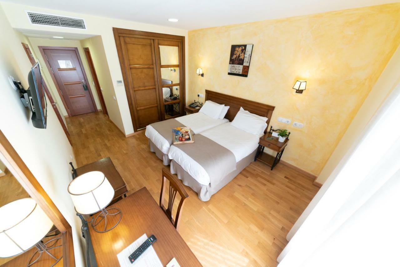 Hotel Comendador Carranque Luaran gambar